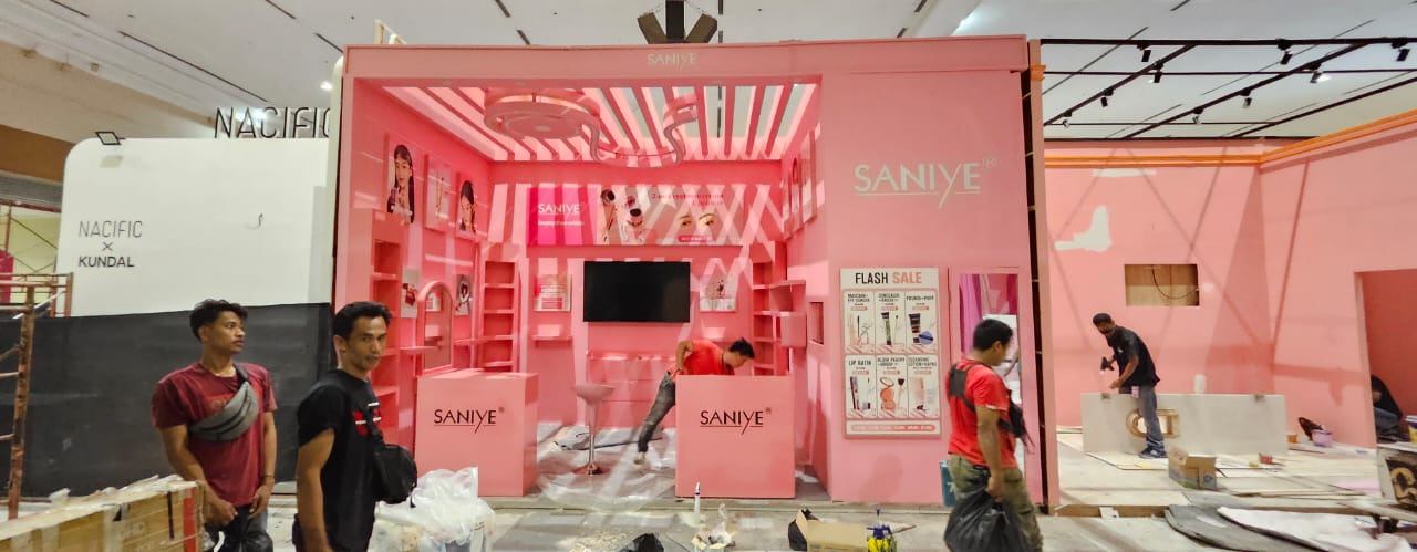 booth saniye berukuran 6x3 di ajang cosmobeuty, booth ini di desain dan di produksi oleh vendorboothindonesia