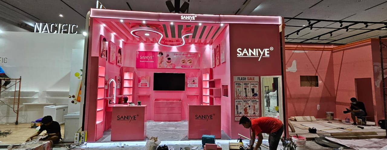 booth saniye berukuran 6x3 di ajang cosmobeuty, booth ini di desain dan di produksi oleh vendorboothindonesia