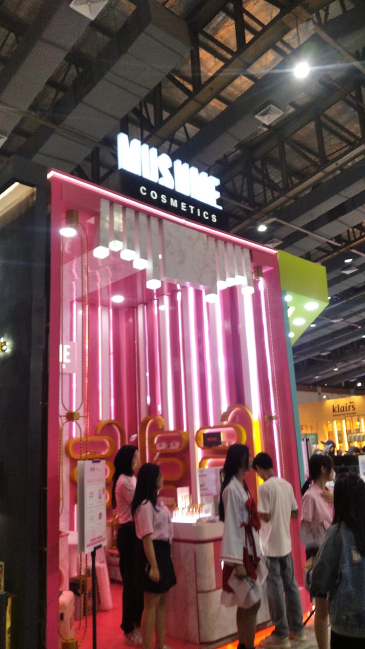 booth Musume berukuran 3x3 di ajang cosmobeuty, booth ini di desain dan di produksi oleh vendorboothindonesia